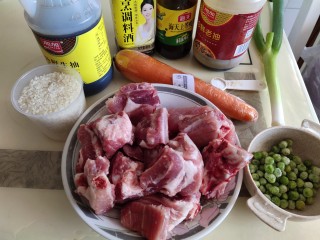 1、懒人排骨焖饭,准备原料
