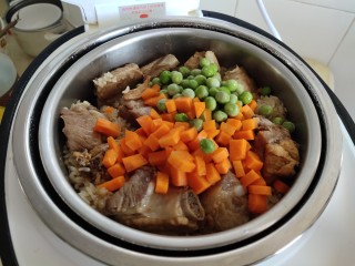 19、懒人排骨焖饭,煮饭功能结束后放入胡萝卜丁豌豆粒