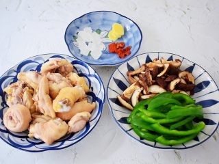 2、黄焖鸡,鸡腿斩成小块焯水洗净备用，青椒去籽洗净切条状，香菇洗净去蒂切片，姜切片，干红辣椒切小段
