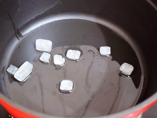 3、黄焖鸡,锅中倒入适量的食用油烧热，再放入冰糖，小火翻炒至冰糖融化变成焦黄色