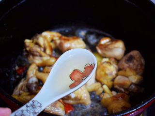 6、黄焖鸡,加入料酒