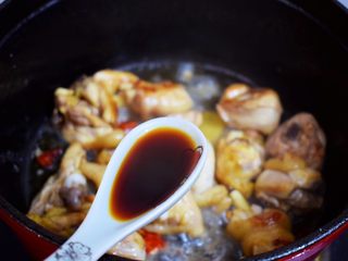 7、黄焖鸡,加入生抽