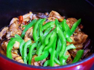 14、黄焖鸡,炖煮至肉烂，汤汁浓稠时加入青椒翻炒至断生