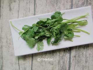 2、豆腐丝鸡蛋汤,香菜去根清洗干净