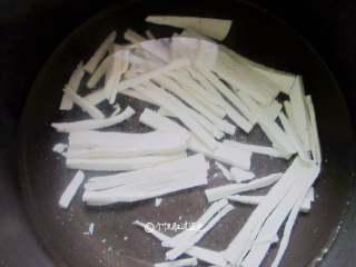 3、豆腐丝鸡蛋汤,锅中倒少许油， 爆香葱花和姜丝 ，加水或者高汤烧开后倒入豆腐丝