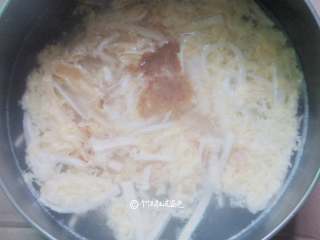 7、豆腐丝鸡蛋汤,加入少许盐、香油、胡椒粉，少许生抽调味，