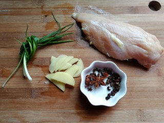 1、凉拌鸡丝,先准备食材:鸡胸肉一块,葱结适量,姜片适量,花椒和八角各适量