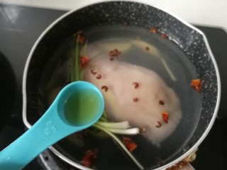 2、凉拌鸡丝,锅中加入适量水,放入鸡胸肉、葱结、姜片、花椒、八角、再加入几勺料酒,冷水下锅,水开后煮约15分钟