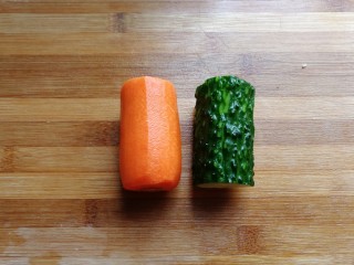 3、凉拌鸡丝,准备胡萝卜一段,黄瓜一段