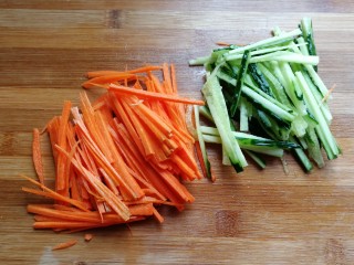 4、凉拌鸡丝,再分别把胡萝卜和黄瓜切成细丝儿