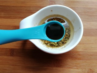 8、凉拌鸡丝,再依次调入适量盐、生抽、醋、胡椒粉、鸡精、香油、藤椒油、辣椒油拌均匀