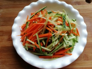 11、凉拌鸡丝,然后放上胡萝卜丝和黄瓜丝