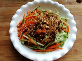 12、凉拌鸡丝,最后将调好的料汁倒入碗中翻拌均匀