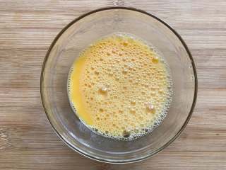 5、银耳炒鸡蛋,鸡蛋打散