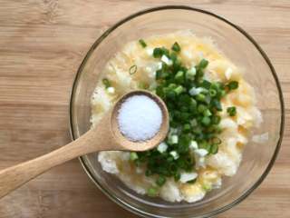 8、银耳炒鸡蛋,调入盐