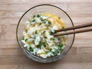 10、银耳炒鸡蛋,搅拌均匀备用