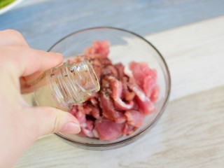 6、辣椒炒肉片,加料酒