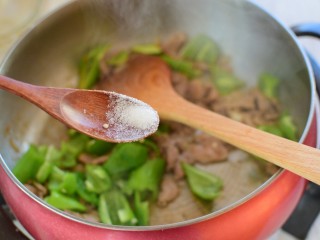 12、辣椒炒肉片,加辣椒，加盐