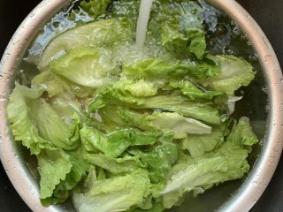 1、蚝油生菜,生菜洗净