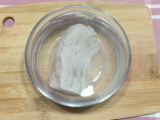 2、麻婆豆腐,加入开水烫一下