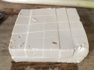 10、麻婆豆腐,切成小方块