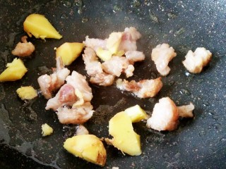 3、红焖羊肉,把锅里放油，放入生姜，肥羊肉。