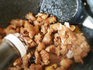 7、红焖羊肉,炒匀后加老抽提色