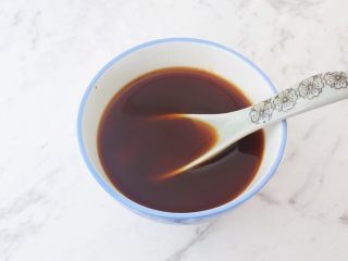 3、番茄鸡蛋拌面,取一个碗，加入番茄酱3汤匙，蚝油2汤匙，生抽3汤匙，白糖1汤匙，盐适量，水半碗，调成酱汁备用