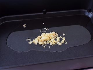 4、番茄鸡蛋拌面,锅中倒入适量的食用油烧热，放入蒜末爆香