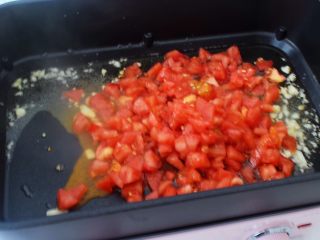 5、番茄鸡蛋拌面,放入番茄