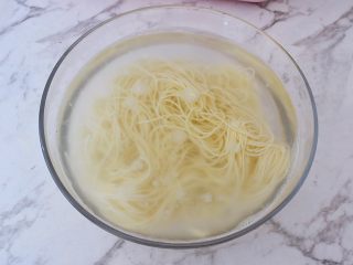 11、番茄鸡蛋拌面,捞出过两遍凉水