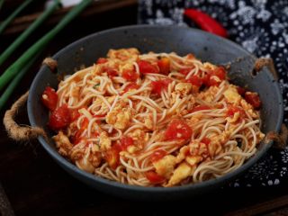 14、番茄鸡蛋拌面,拌匀即可食用