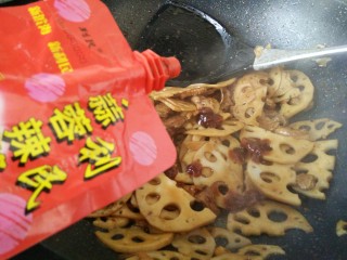 9、#猪年#莲藕炒肉,之后放入蒜蓉辣酱