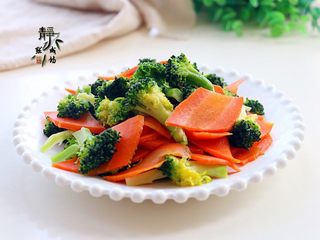 11、胡萝卜炒西兰花,特别的清淡，但又不失清香。