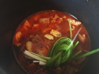 14、家庭密制牛肉,换入高压锅内胆放入葱和剩余的一半姜