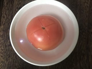 1、番茄肉酱意面,番茄洗净，顶部切十字刀，用沸水冲烫