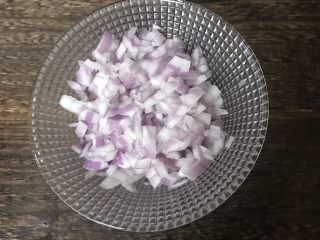 3、番茄肉酱意面,半个洋葱切丁