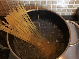 17、番茄肉酱意面,水开后放入意大利面