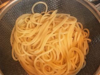 20、番茄肉酱意面,煮8-10分钟捞出沥干水分