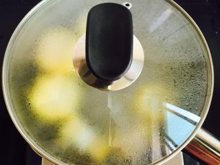 7、低脂菌菇汤,盖上锅盖大火煮八分钟