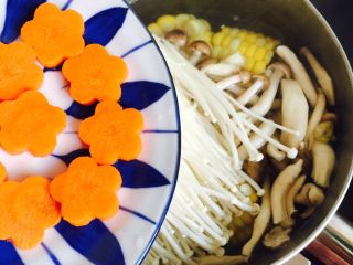 10、低脂菌菇汤,放入胡萝卜