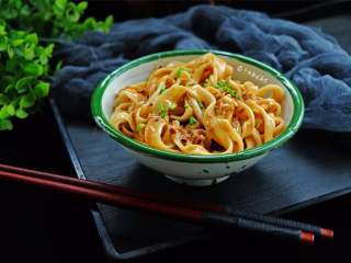 10、蒜蓉芝麻酱拌面,味道咸鲜爽口，香葱的清新，混合着芝麻酱浓郁香气的面