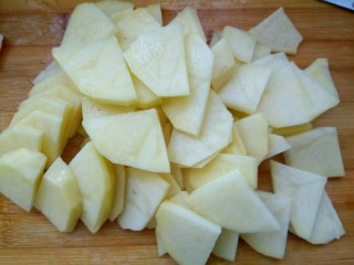 1、圆土豆+干锅土豆片,土豆去皮切片