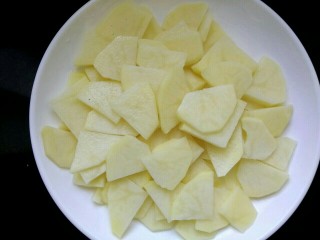 2、圆土豆+干锅土豆片,用清水洗去淀粉