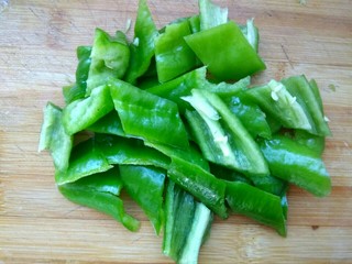 3、圆土豆+干锅土豆片,尖椒切斜片