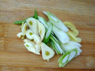 4、圆土豆+干锅土豆片,葱姜蒜切片