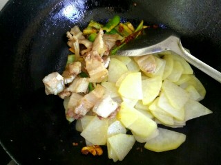 13、圆土豆+干锅土豆片,放入土豆肉片肉片