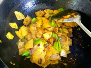 16、圆土豆+干锅土豆片,大火翻炒一会儿即可关火出锅