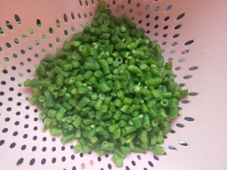 6、肉沫豆角,捞出控干水分