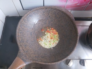 7、肉沫豆角,炒锅内倒油，葱花蒜末炒香